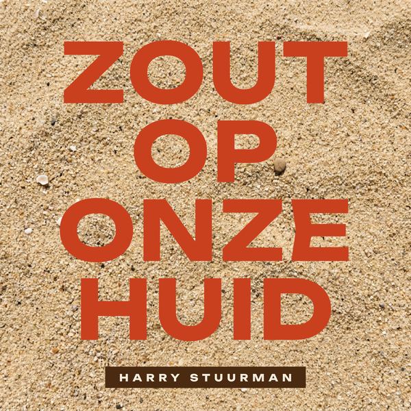 Hoes van de single Zout op onze huid van Harry Stuurman: rode letters op zand.